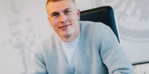 官方：法鹰买断利兹联后卫克里斯滕森，据悉买断费用达900万欧