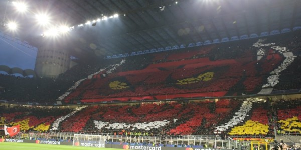 米兰首战南看台球迷静默抗议，因主场禁止球迷领袖购票&amp;amp;禁用横幅