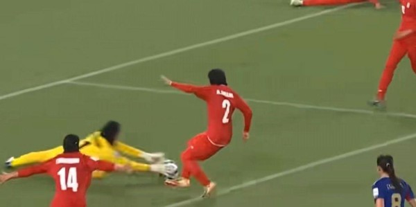 开云体育app-7名伊朗女足运动员中又有1人改变主意了，回国成了艰难的选择