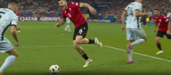 1719433080796006272.gif 葡格点球.gif